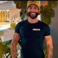 Investigado por lavagem de dinheiro, Gusttavo Lima aparece com camisa de casa de apostas em vídeo promocional de show