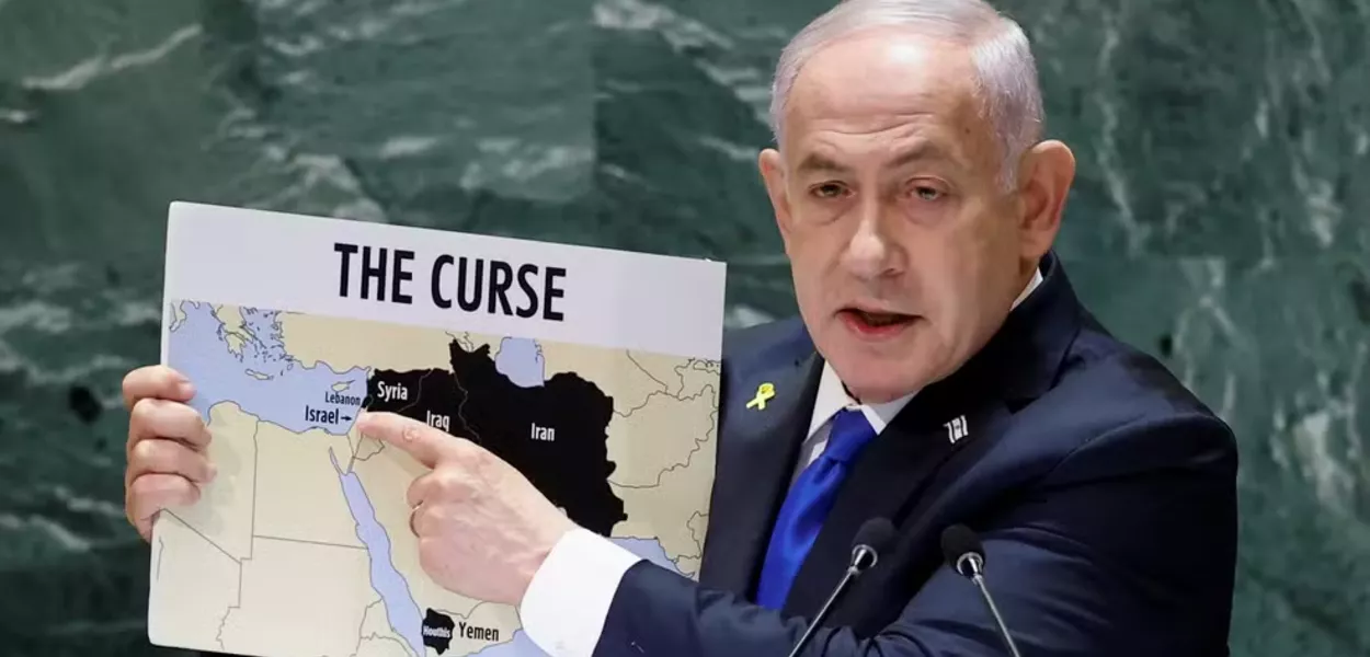 Benjamin Netanyahu, mostra um mapa do Irã e aliados com a inscrição "a maldição"