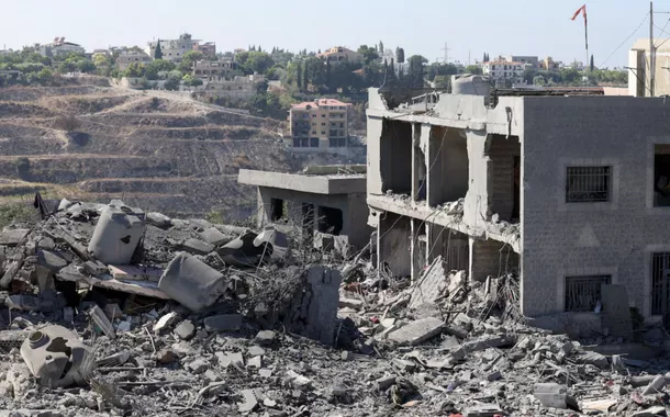 Uma vista mostra danos no local do ataque israelense em Saksakiyeh, sul do Líbano