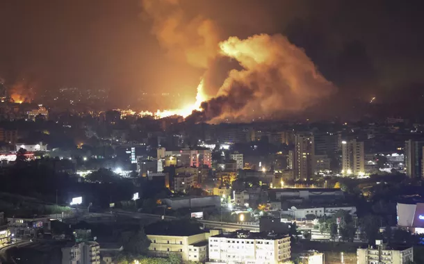 Ondas de fumaça após os ataques israelenses nos subúrbios ao sul de Beirute, em meio às hostilidades contínuas entre o Hezbollah e as forças israelenses, como visto em Sin El Fil, Líbano, 28 de setembro de 2024