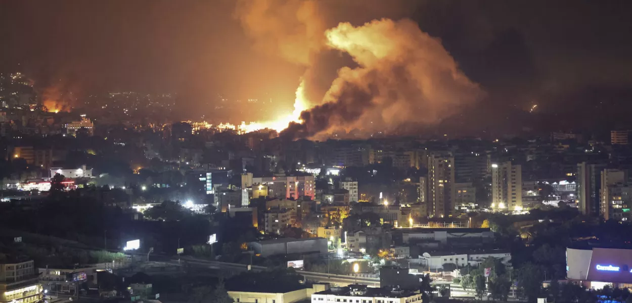 Ondas de fumaça após os ataques israelenses nos subúrbios ao sul de Beirute, em meio às hostilidades contínuas entre o Hezbollah e as forças israelenses, como visto em Sin El Fil, Líbano, 28 de setembro de 2024