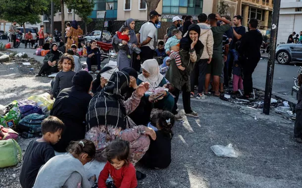 Famílias deslocadas se no centro de Beirute, fugindo dos ataques israelenses