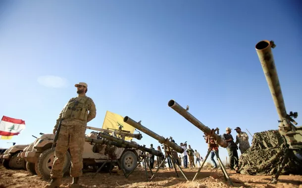 Um combatente do Hezbollah em frente à artilharia antitanque em Juroud Arsal, na fronteira Síria-Líbano, 29 de julho de 2017