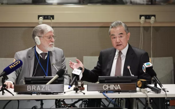 Celso Amorim, assessor especial do presidente Lula, e Wang Yi, ministro das Relações Exteriores da China e também membro do Birô Político do Comitê Central do Partido Comunista da China, concedem entrevista coletiva após uma reunião ministerial da recém-lançada plataforma "Amigos da Paz" sobre a crise na Ucrânia, na sede da ONUNova York, Estados Unidos,27setembro2024