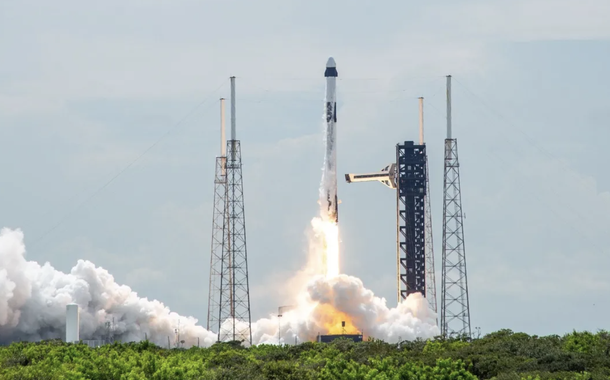 SpaceX lança missão de resgate para astronautas presos na Estação Espacial Internacional (assista ao vivo)