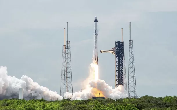 SpaceX lança missão de resgate para astronautas presos na Estação Espacial Internacional