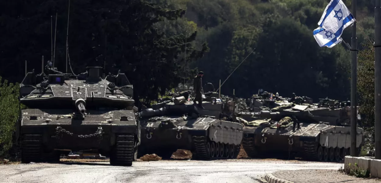 Tanques israelenses são vistos em uma estrada perto da fronteira de Israel com o Líbano, no norte de Israel