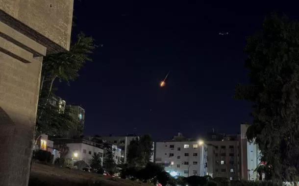 Projétil voa no céu sobre a Jordânia após o Irã lançar mísseis balísticos contra Israel, visto de Amã, Jordânia
01/10/2024