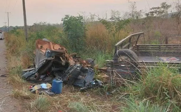 Motorista morre em acidente e irmão mata sobreviventes a tiros