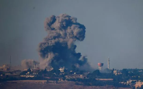 Fumaça vista no sul do Líbano após ataque aéreo israelense
