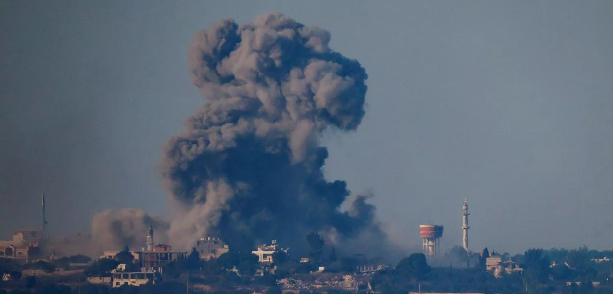 Fumaça vista no sul do Líbano após ataque aéreo israelense
