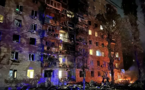 Prédio de apartamentos destruído pelos destroços de um míssil lançado pela Ucrânia, em Kursk, Rússia, 11 de agosto de 2024