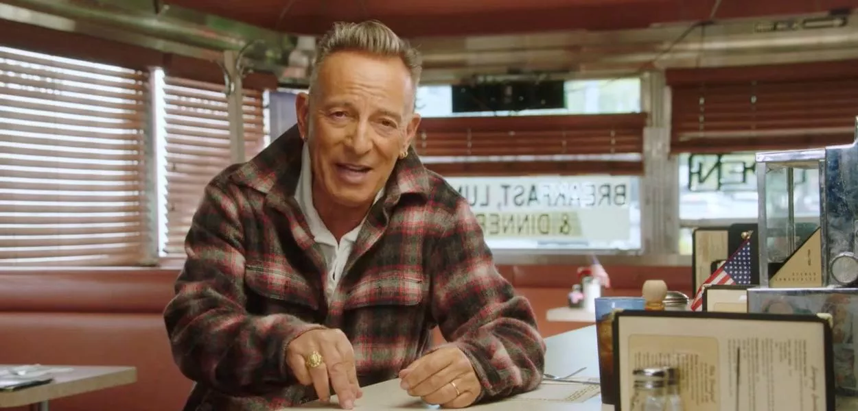 Bruce Springsteen fala enquanto endossa a candidata democrata à presidência e os EUA e vice-presidente Kamala Harris nesta imagem tirada de um vídeo divulgado em 03/10/2024
Springsteen via Instagram/Divulgação via REUTERS