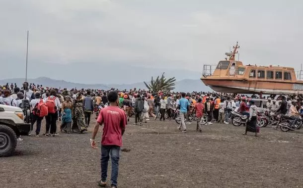 Moradores acompanham o resgate das vítimas de um naufrágio no Congo 