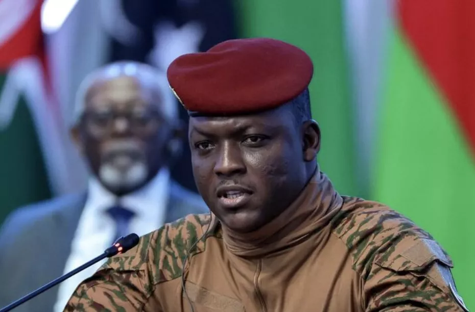 O presidente interino de Burkina Faso, Ibrahim Traoré, participa numa sessão da cimeira Rússia-África em São Petersburgo, 28 de julho de 2023