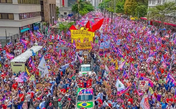 Presidente Luiz Inácio Lula da Silva durante caminhada com Guilherme Boulos na Avenida Paulista