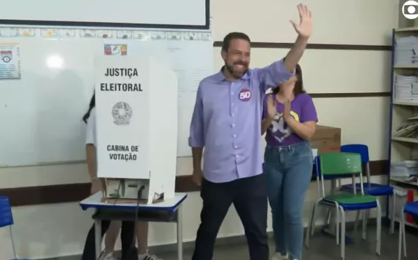 Boulos vota acompanhadoMarta, Marina, esposa e filhasescola na Zona SulSão Paulo