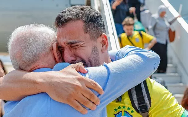 Avião da FAB com brasileiros resgatados no Líbano chega a São Paulo. Lula recepciona os repatriados