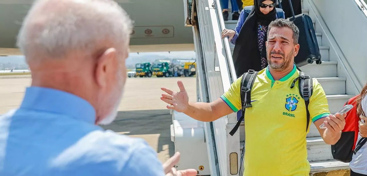 06.10.2024 - Presidente Luiz Inácio Lula da Silva recepciona e dá as boas-vindas aos cidadãos brasileiros repatriados do Líbano em voo da FAB na Base Aérea de São Paulo, em Guarulhos - SP.