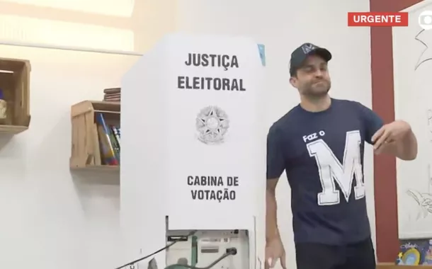 Marçal foi votar descalço e faltando 5 minutos para seção fechar