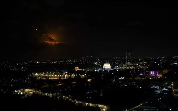 Irã lança ofensiva sobre Israel em meio ao conflito com grupos libaneses