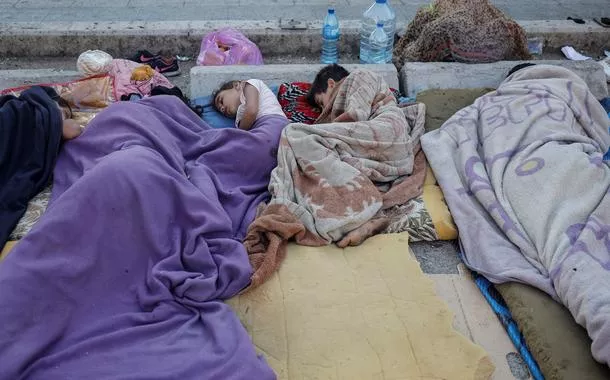 Famílias desalojadas em abrigo em Beirute
 8/10/2024    REUTERS/Louisa Gouliamaki