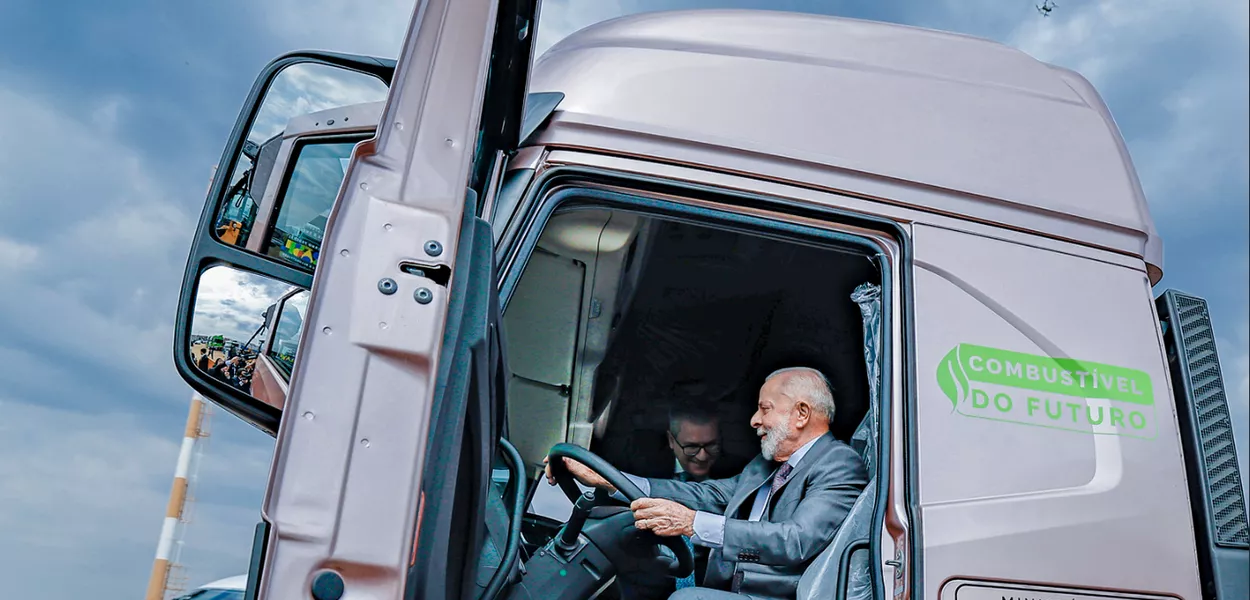 08.10.2024 - Presidente Luiz Inácio Lula da Silva durante Visita à feira Liderança Verde Brasil Expo e Cerimônia de Sanção do Projeto de Lei nº 528-2020 (Combustível do Futuro), na Base Aérea de Brasília, em Brasília - DF.