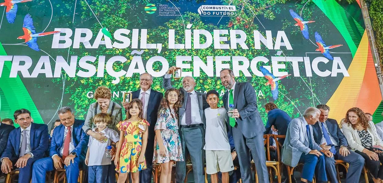 Presidente da República, Luiz Inácio Lula da Silva, durante Visita à feira Liderança Verde Brasil Expo e Cerimônia de Sanção do Projeto de Lei nº 528-2020 (Combustível do Futuro), na Base Aérea de Brasília. Brasília - DF.