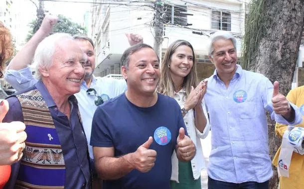 O presidente estadual do partido, Alessandro Molon, o deputado estadual Carlos Minc e a vereadora eleita pelo PSB no Rio de Janeiro, Tatiana Roque, caminharam ao lado de Rodrigo Neves na Rua Paulo Gustavo, em Icaraí