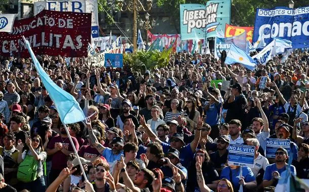 Estudantes argentinos ocupam faculdades e pressionam para derrubar veto de Milei