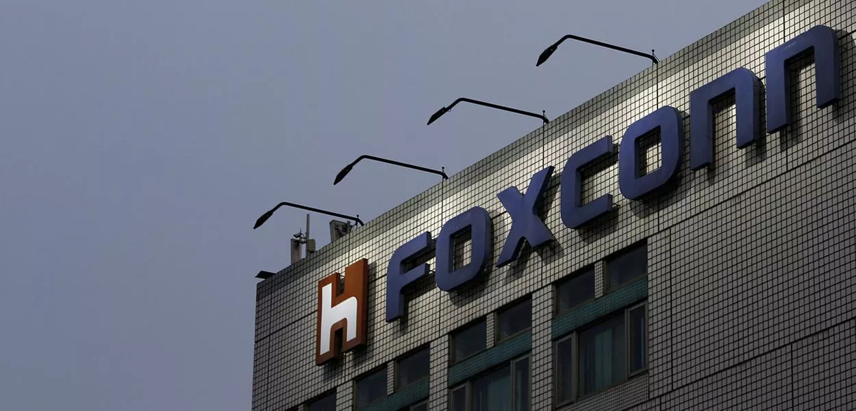 O logotipo da Foxconn, nome comercial da Hon Hai Precision Industry, é visto no topo da sede da empresa em New Taipei City, Taiwan