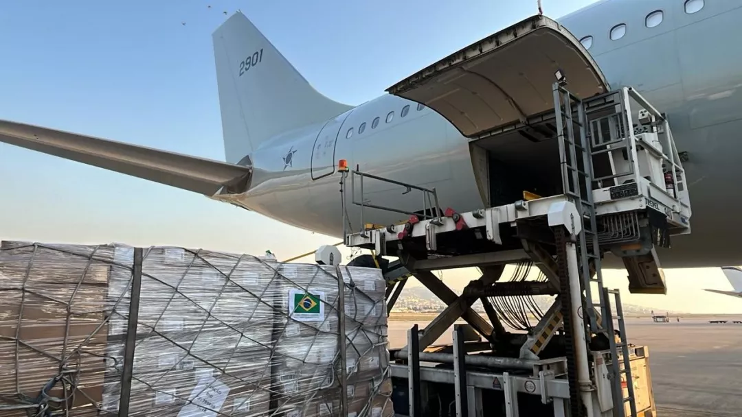 Insumos médicos doados para o Líbano enviados do Brasil são descarregados em Beirute no mesmo avião que traz os brasileiros