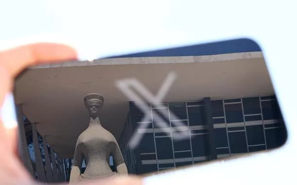 Reflexo da fachada do STF em tela de celular em que aparece o logo da rede social X
30/08/2024 