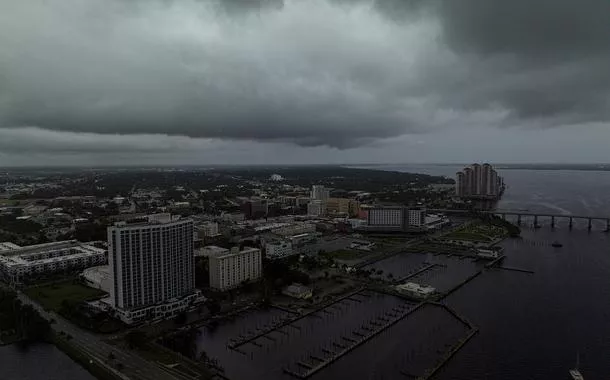 Imagem feita por drone mostra nuvens de tempestade sobre o rio Caloosahatcheebet365 com ptmeio à aproximação do furacão Milton de Fort Myers, no Estado norte-americano da Flórida