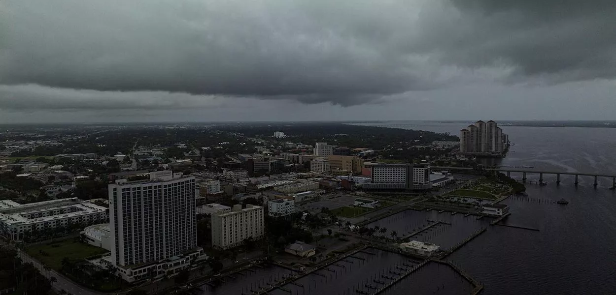 Imagem feita por drone mostra nuvens de tempestade sobre o rio Caloosahatchee em meio à aproximação do furacão Milton de Fort Myers, no Estado norte-americano da Flórida
