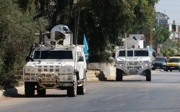 Veículos da Unifil (Força Interina das Nações Unidas no Líbano) estacionados em Marjayoun, perto da fronteira com Israel
09/08/2024
REUTERS/Karamallah Daher