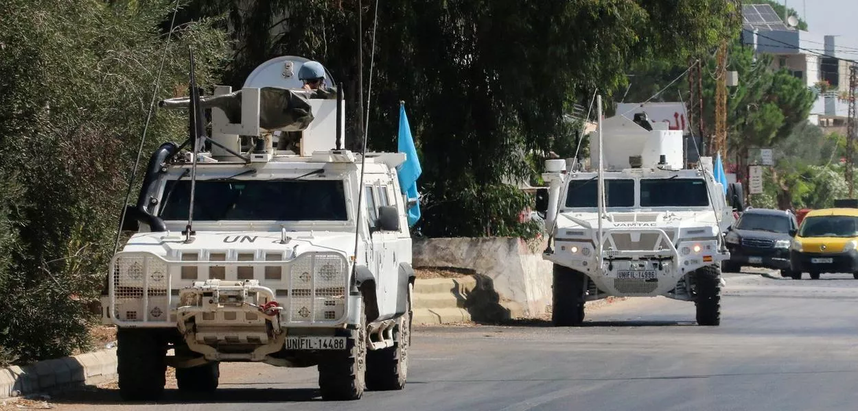 Veículos da Unifil (Força Interina das Nações Unidas no Líbano) estacionados em Marjayoun, perto da fronteira com Israel
09/08/2024
REUTERS/Karamallah Daher