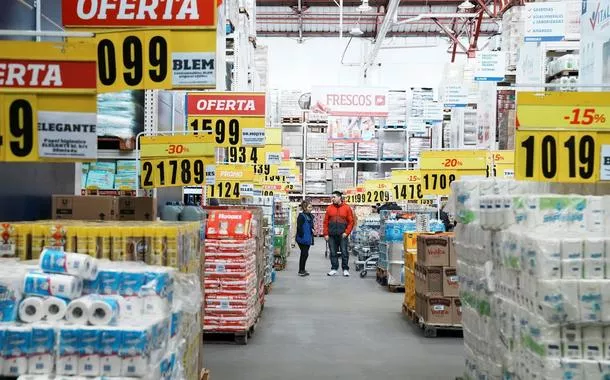 Consumidores olham produtos em loja atacadista em Buenos Aires
10/05/2024 