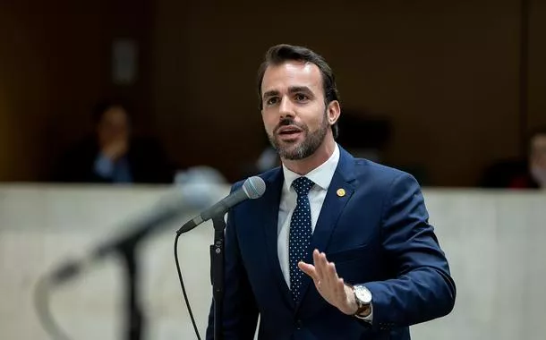 Deputado bolsonarista acusado de agressão propõe projeto para instalar câmeras em salas de aula para combater a violência