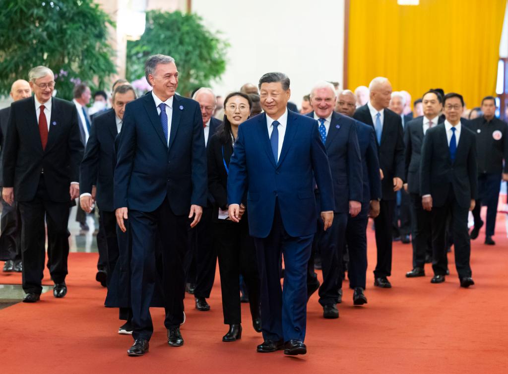 Xi reúne-se com convidados estrangeiros que participam da Conferência Internacional de Amizade da China