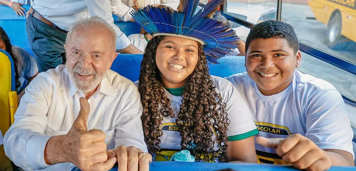 11.10.2024 - Presidente Luiz Inácio Lula da Silva durante cerimônia de entrega de novos ônibus escolares do Ministério da Educação para municípios do Ceará no Centro de Eventos do Ceará – Fortaleza, em Fortaleza - CE