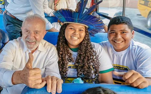 11.10.2024 - Presidente Luiz Inácio Lula da Silva durante cerimônia de entrega de novos ônibus escolares do Ministério da Educação para municípios do Ceará no Centro de Eventos do Ceará – Fortaleza, em Fortaleza - CE