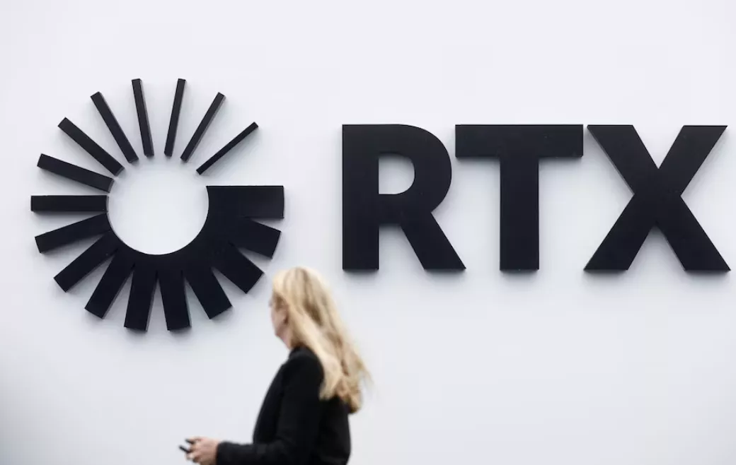 Visitante passa pelo logotipo da Raytheon Technologies Corporation (RTX) no 54º International Paris Air Show no Aeroporto Le Bourget, perto de Paris, França, 22 de junho de 2023