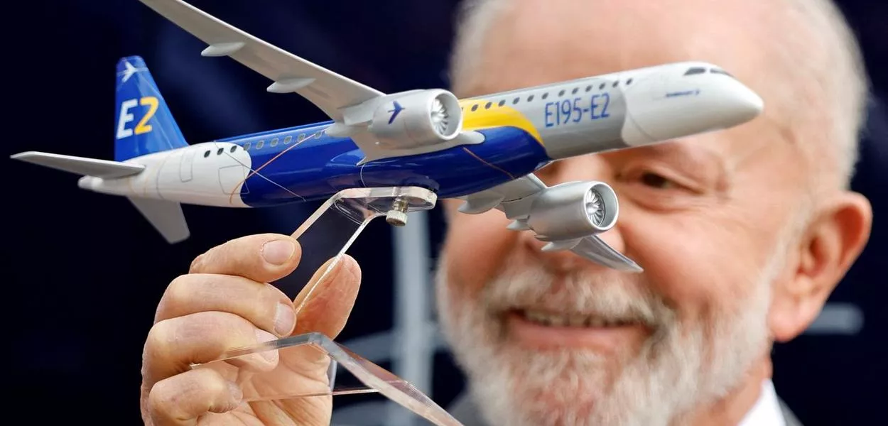 Presidente Luiz Inácio Lula da Silva segura miniatura de avião Embraer E195-E2 durante cerimônia na Base Aérea de Brasília
08/10/2024 