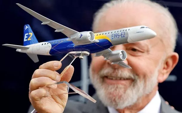 Presidente Luiz Inácio Lula da Silva segura miniatura de avião Embraer E195-E2 durante cerimônia na Base Aérea de Brasília
08/10/2024 