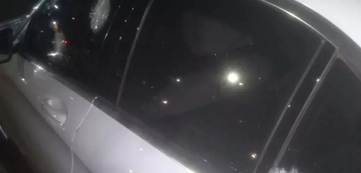 Carro alvo de tiros