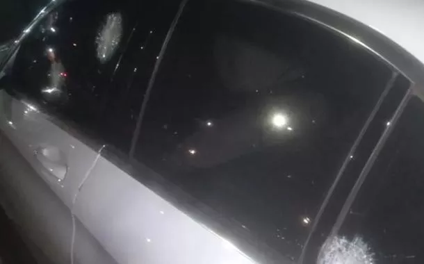 Carro alvo de tiros