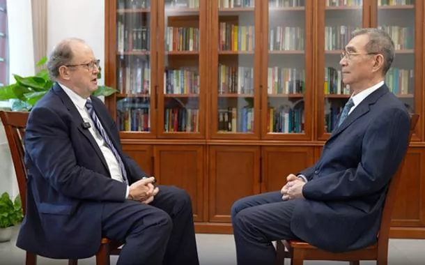 Lin Yifu, diretor do Instituto de Nova Economia Estrutural da Universidade de Pequim e presidente honorário da Escola Nacional de Desenvolvimento, e John Ross, ex-diretor do Departamento de Política Econômica e Empresarial da cidade de Londres