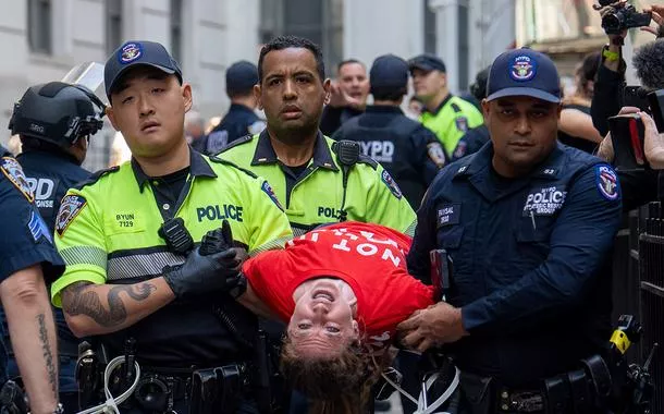 Policiais prendem manifestante pró-Palestina em frente à Bolsa de Valores de Nova York