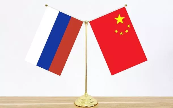 Ministros da Defesa de China e Rússia se reúnem em Pequim e pedem cooperação mais profunda